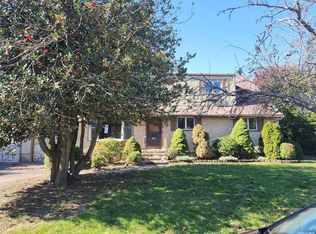 138 W 3rd St, Deer Park, NY 11729