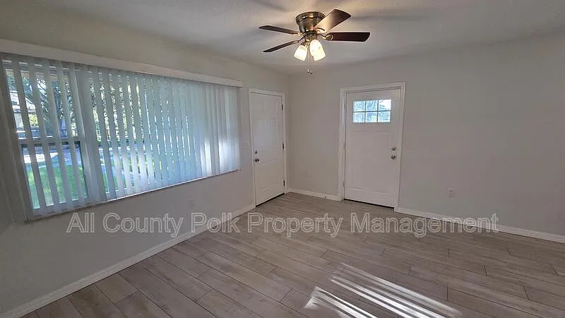 3 bed, 2.0 bath, 896 sqft, $1,695 — Photo 4