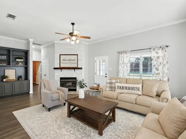 106 N Blue Bonnet Cir, Justin, TX 76247