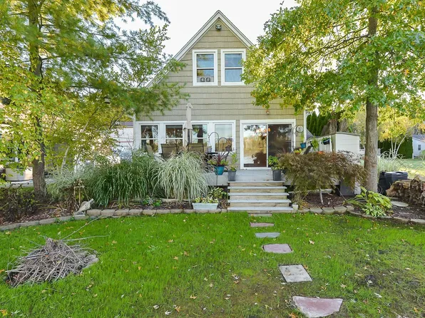 8235 Hillpoint Dr, Brighton, MI 48116