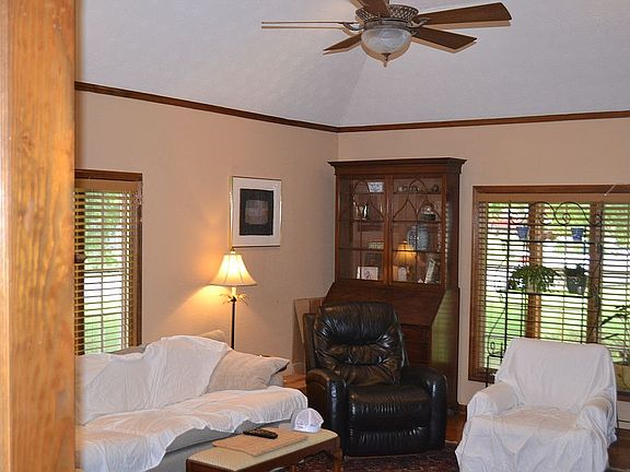 Living room 1 of 2 pics