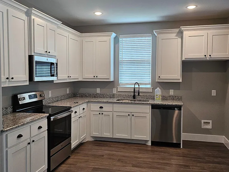 931 W Elm St — Photo 8