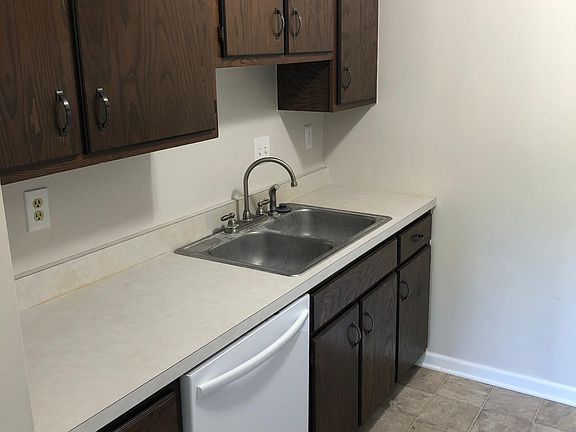 4th image of 588 Holly Ct S Unit D