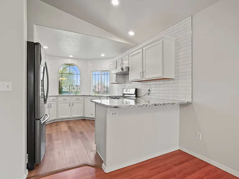 979 Peregrine Dr — Photo 7