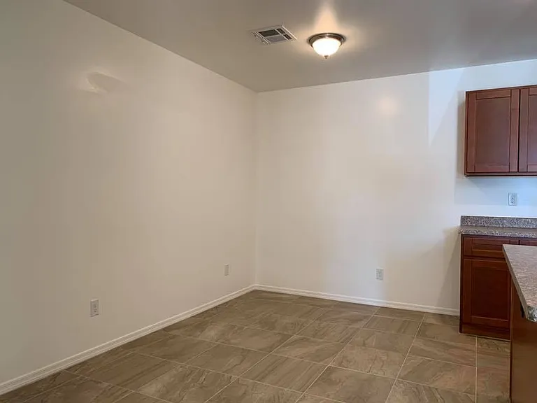10402 N 9th Ave #A — Photo 6