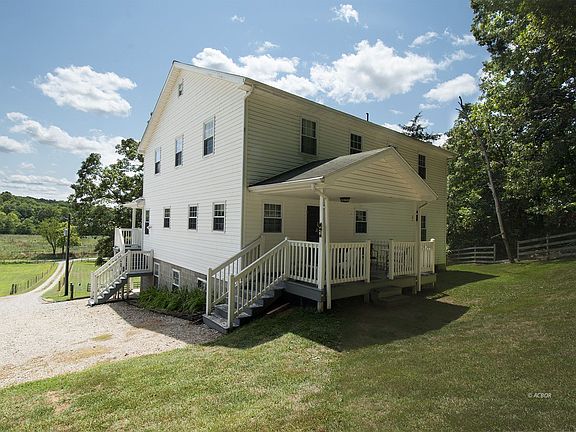 3rd image of 3190 Creekview Dr