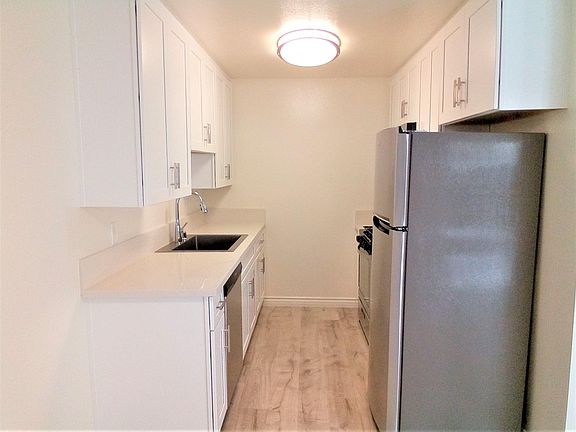5th image of 11230 Camarillo St #103