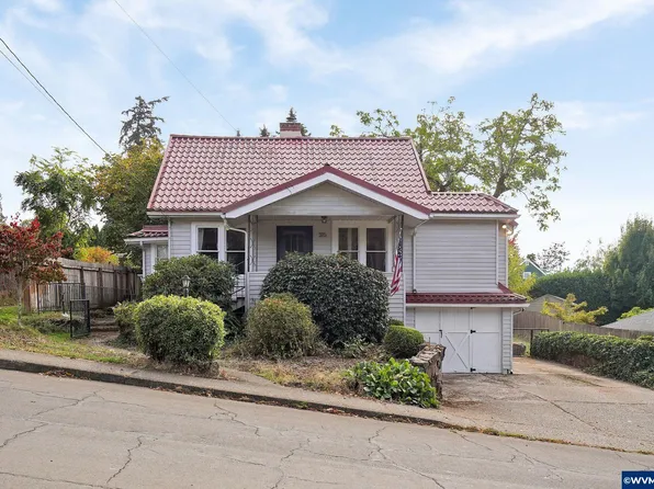 315 W Center St, Silverton, OR 97381