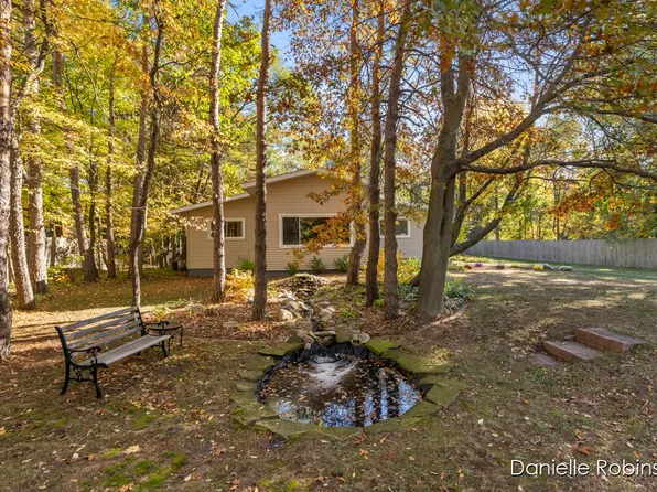 27 S 160th Ave, Holland, MI 49424