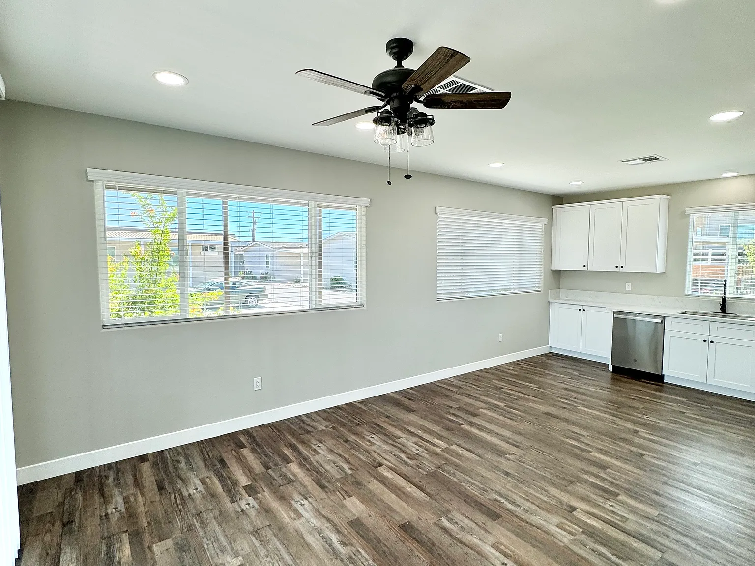 3 bed, 960 sqft, $2,700 — Photo 4