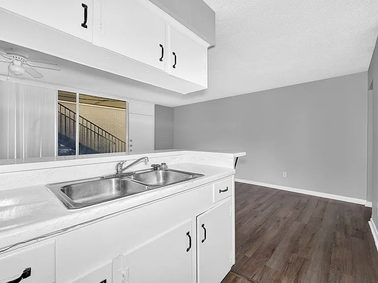 Carolyn Court Apartments — Photo 6