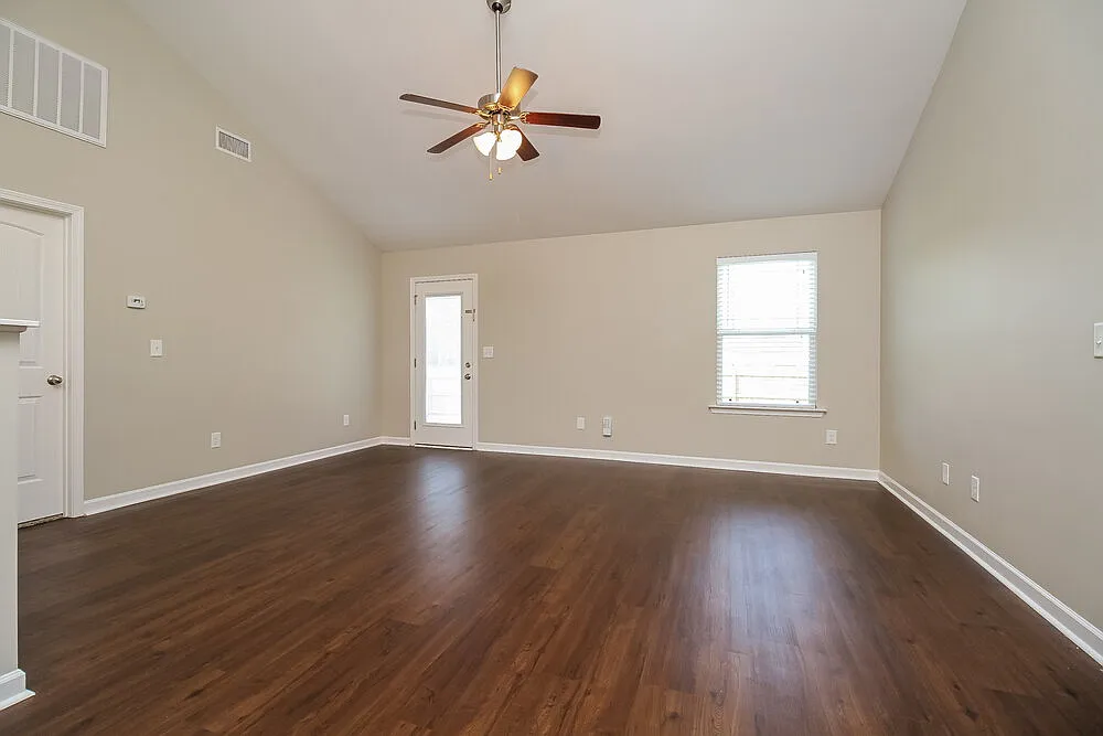 3 bed, 2.0 bath, 1288 sqft, $2,210 — Photo 4