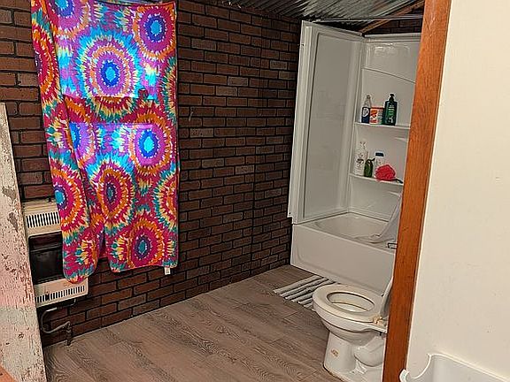 5th image of 305 Sellers St