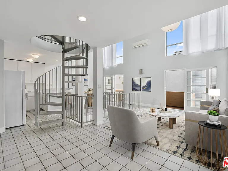 110 E Fleet St — Photo 4