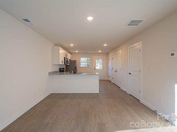 5th image of 504 12th Ave NE