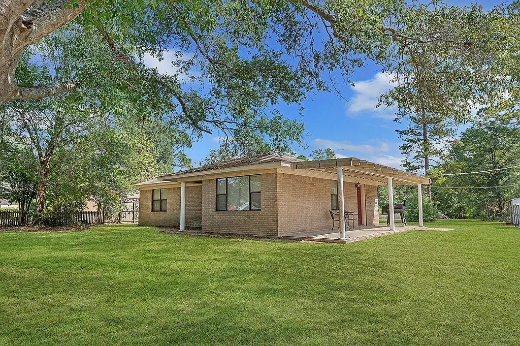 3 bed, 2.0 bath, 1038 sqft, $1,950 — Photo 2