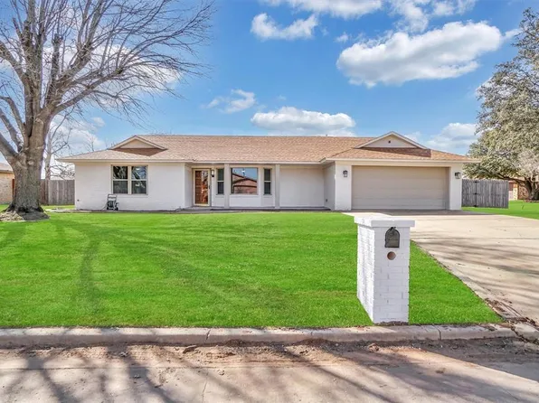 909 Village Dr, Altus, OK 73521