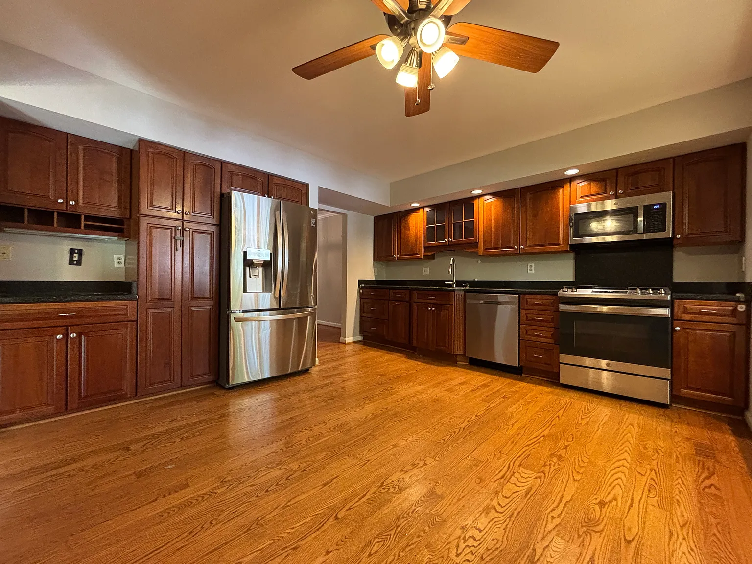 3 bed, 2588 sqft, $3,200 — Photo 3