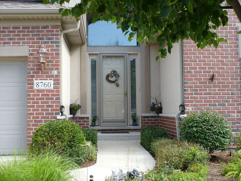 8760 Berkley Entrance