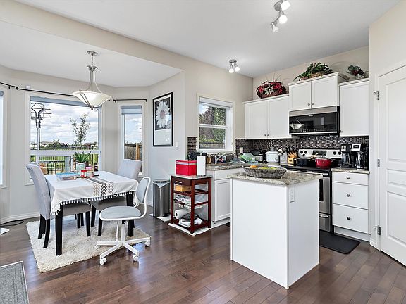 4th image of 6934 19a Ave SW