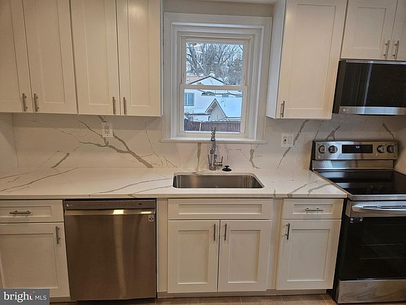 5th image of 900 N Lebanon St