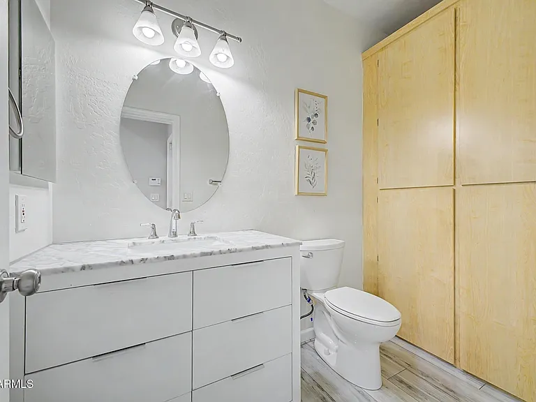 1015 E Irma Ln — Photo 16