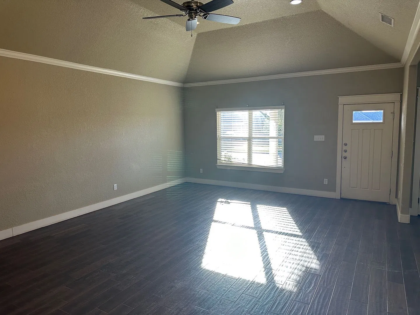 Fully furnished 3-bedroom, 3-bath — Photo 2
