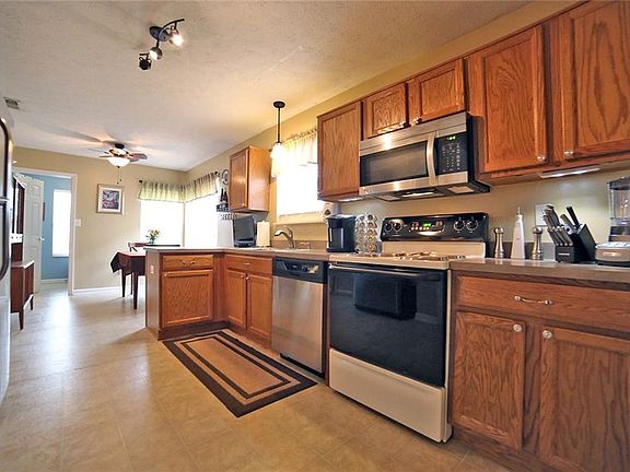 5th image of 146 Village Green Dr