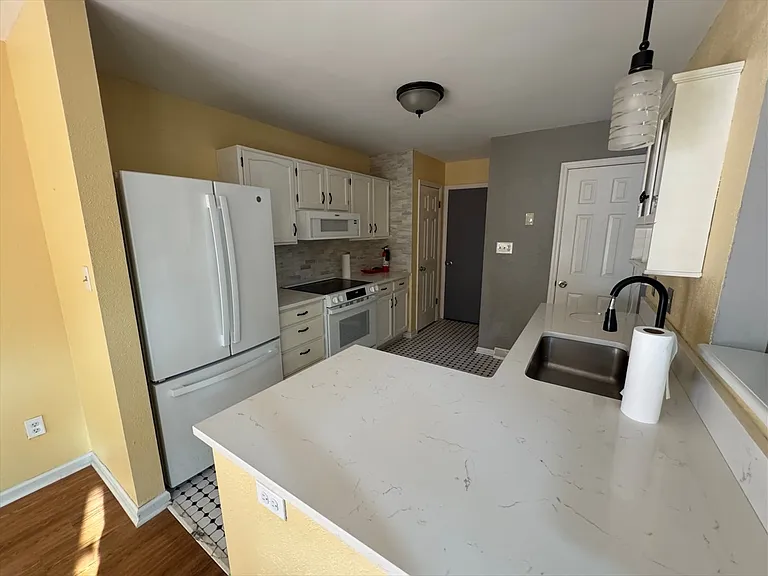 525 Highwood Cir — Photo 12