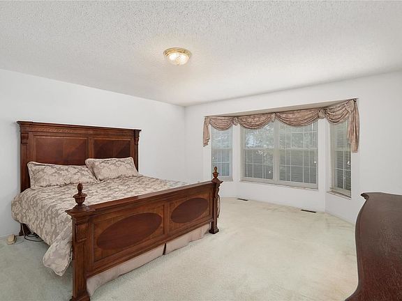 5th image of 912 Emerald Place Dr