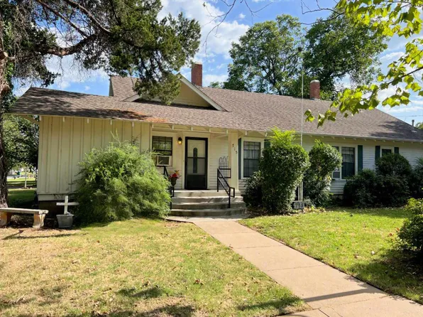 715 E Ikard St, Henrietta, TX 76365