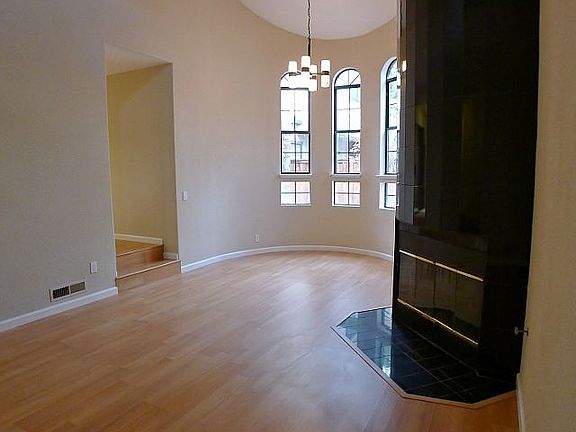 3rd image of 480 W Sunnyoaks Ave