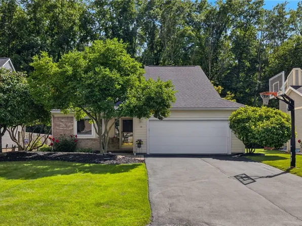 19 Old Winding Ln, Fairport, NY 14450