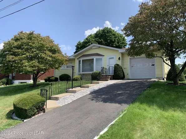 8 Monarch Rd, Hanover Township, PA 18706