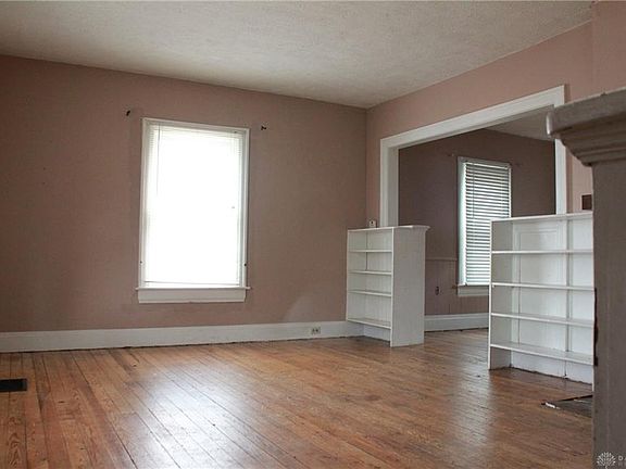 2nd image of 902 Creighton Ave