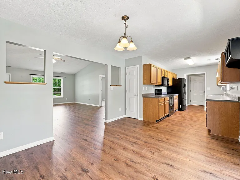308 Carrie Ct — Photo 7