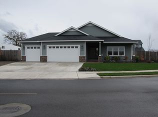 438 N De Anjou Ave, Eagle Point, OR 97524