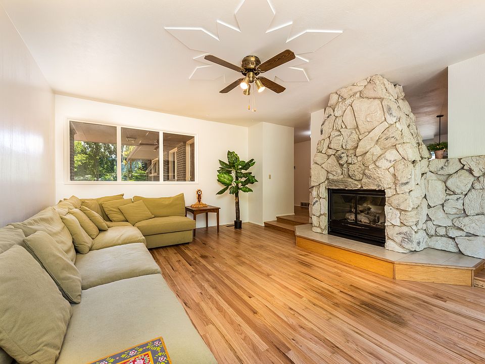 Living room w/ gas fireplace