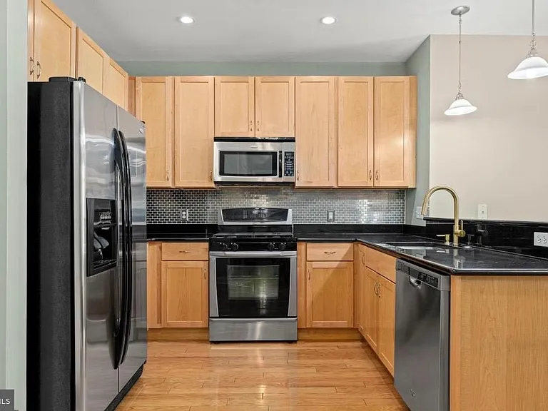200 W Elm St #1207 — Photo 3