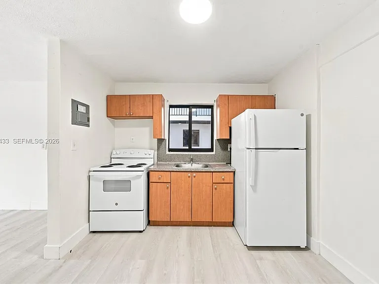 634 SW 7th Ct #5 — Photo 9