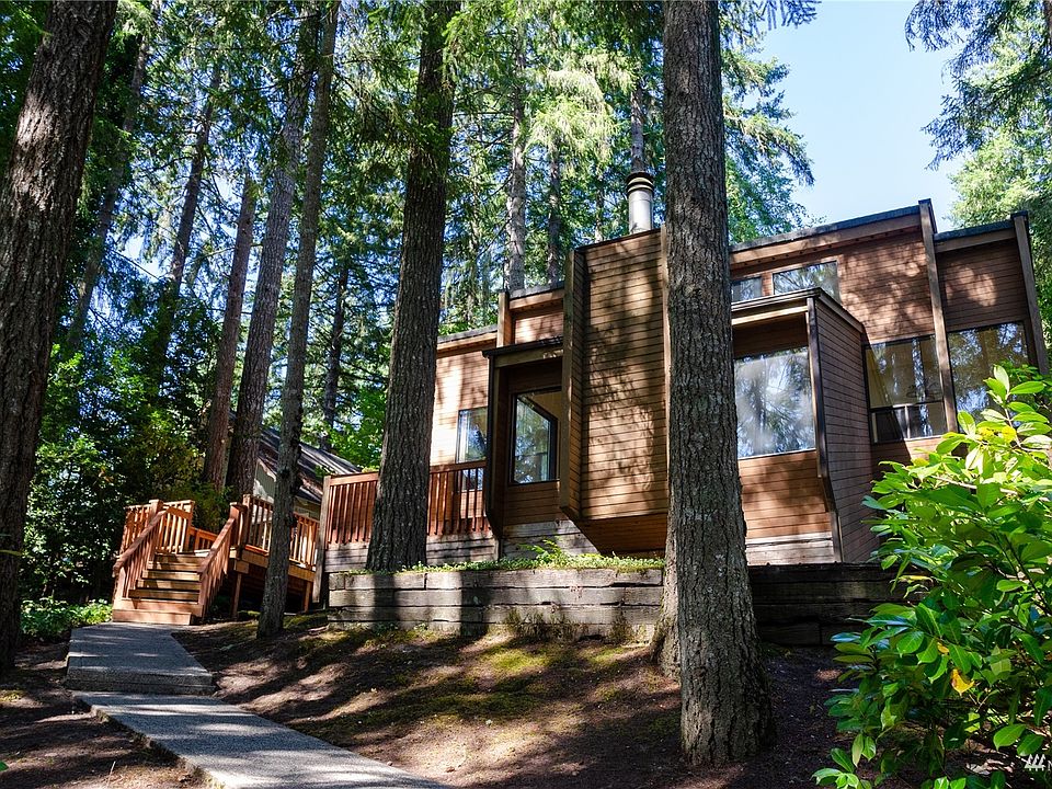 Back side of the house facing the lake.>
