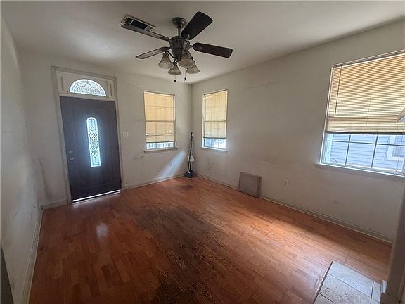 4th image of 3624 General Pershing St