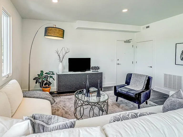 Riverside Village Apartments — Photo 125