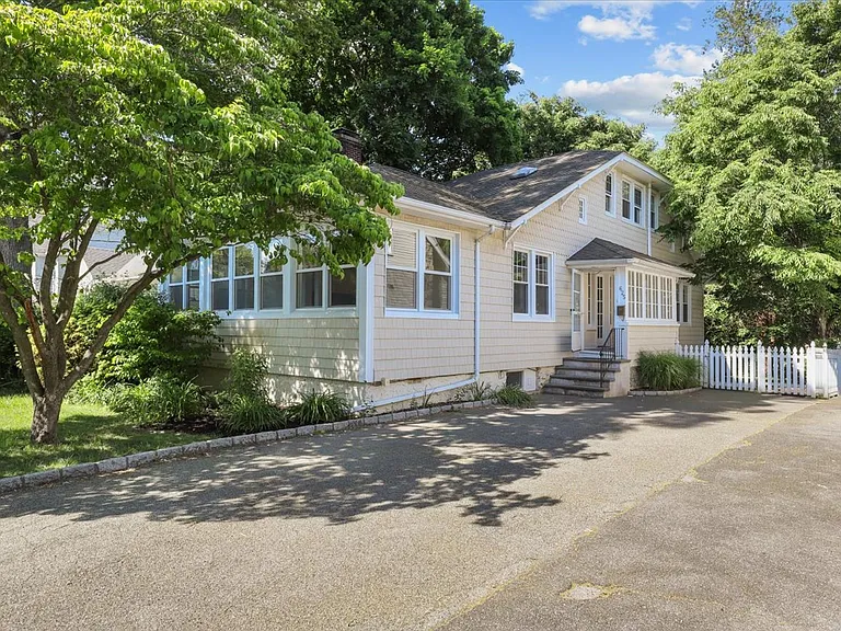 625 Lorraine St — Photo 1