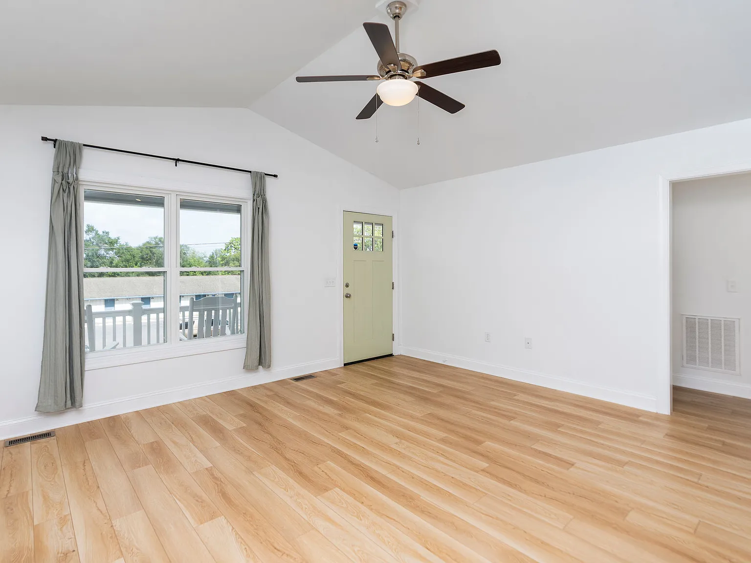 3 bed, 1326 sqft, $1,895 — Photo 4