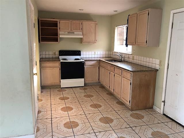 2nd image of 301 E Cober St