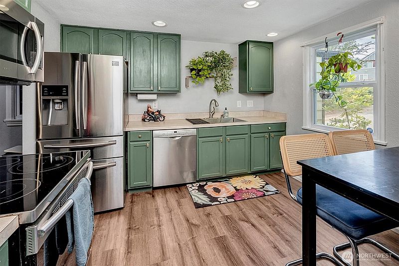 5th image of 555 Windsor Place NE