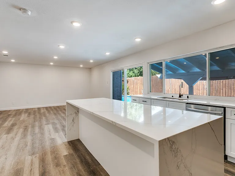 1535 Carnation Dr — Photo 9