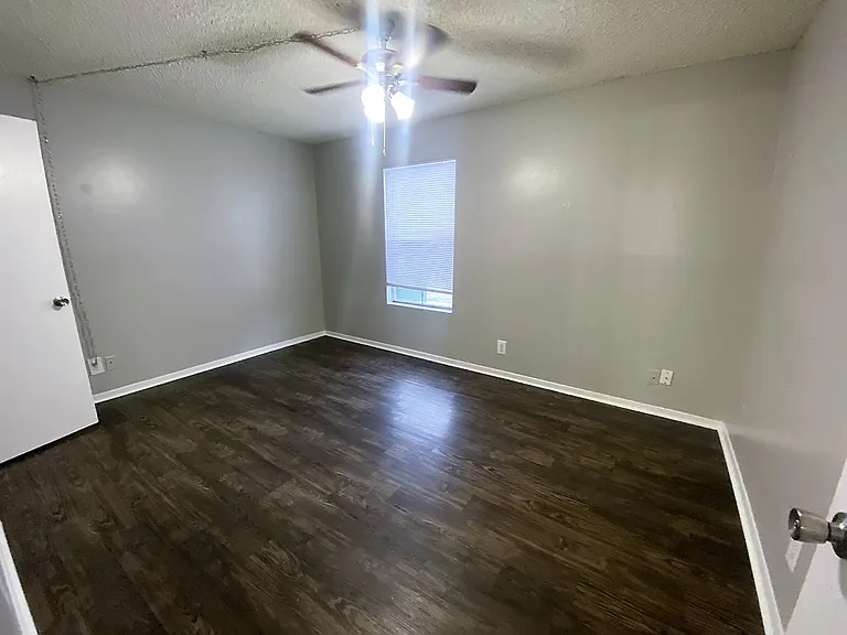 Edinburg Place Apartments — Photo 36