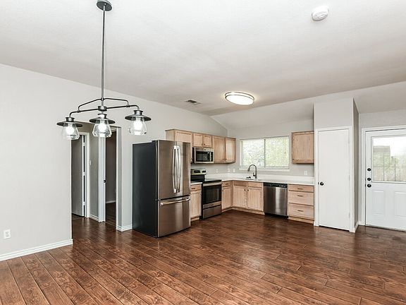5th image of 924 Wrigley Way